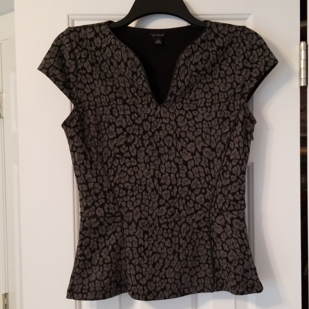 Ann Taylor leopard top Sz XS